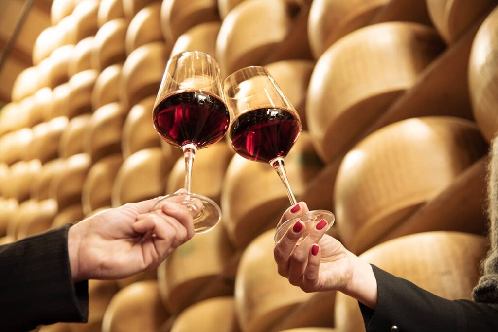 Parmigiano Reggiano all'enoturismo e visite in caseificio_